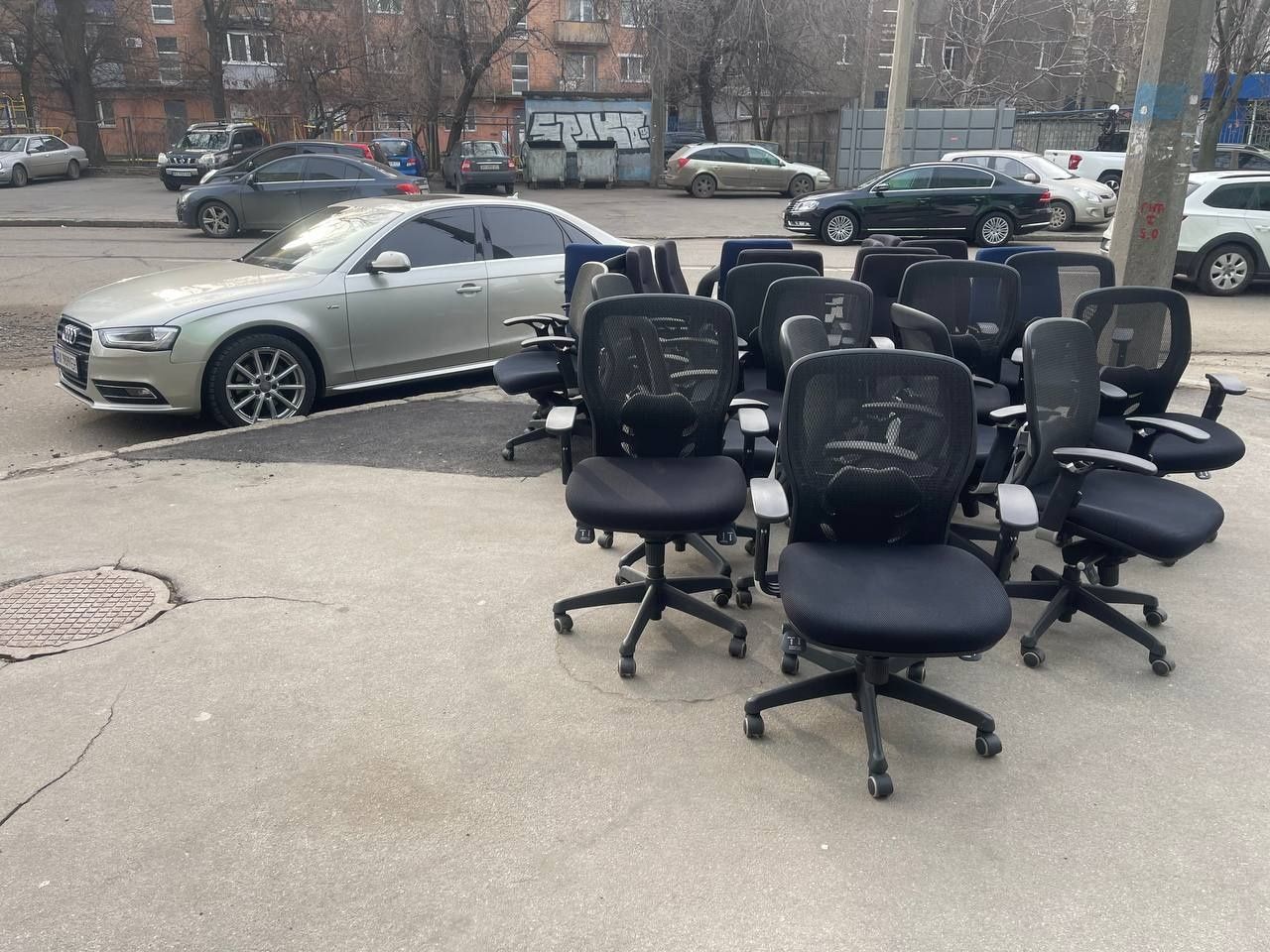 Продам офісну МЕБЕЛЬ,столи,стільці кухонні,крісла,тумби,комоди,полиці