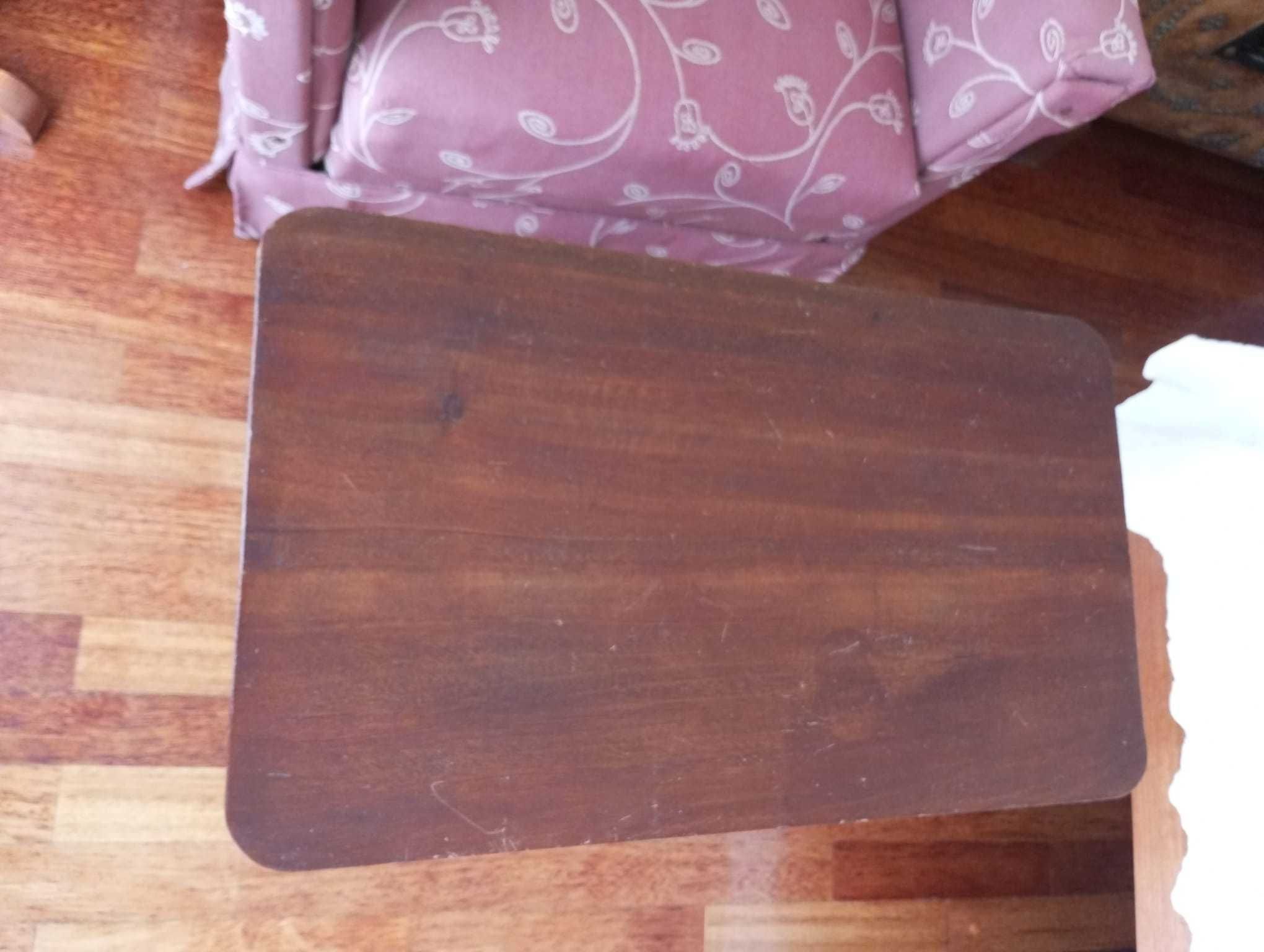 Mesa de apoio de madeira