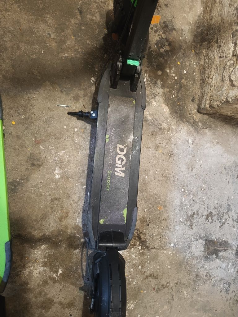 Dwie hulajnogi elektryczne DGM