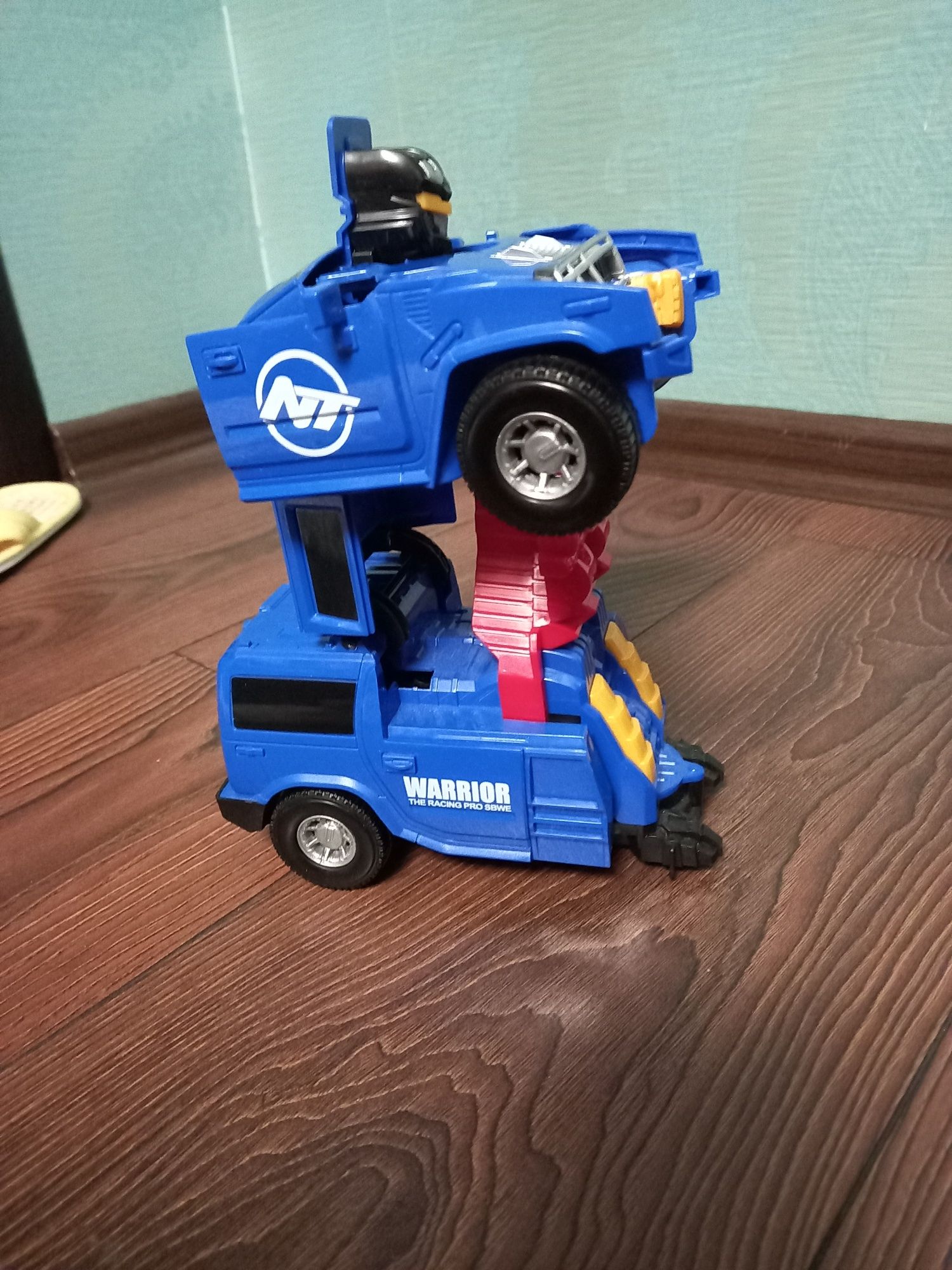 Машинка робот синя