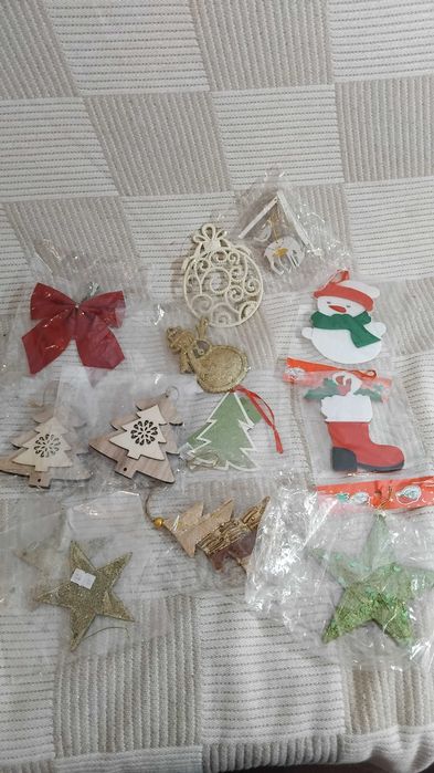 Zestaw płaskich dekoracji choinkowych i świątecznych