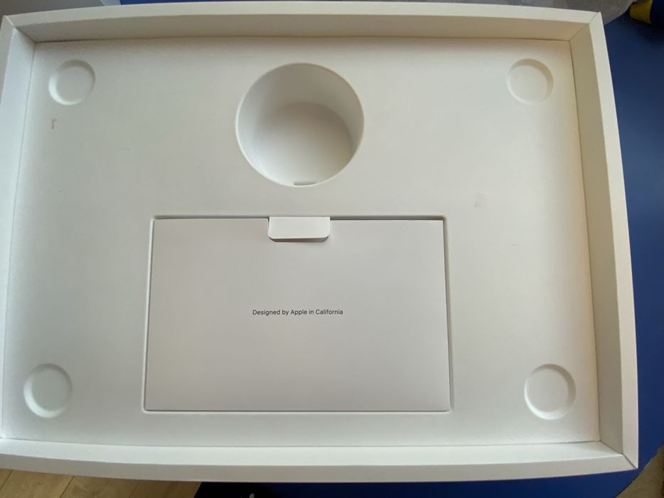 Коробка від MacBookAir