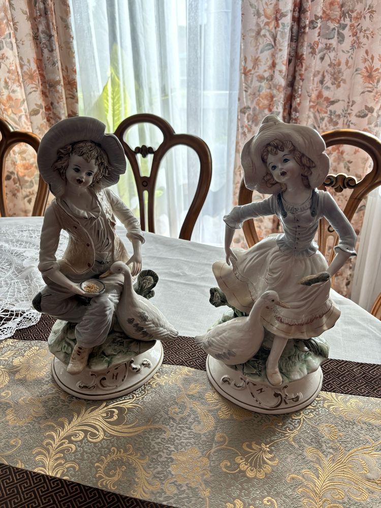 Para porcelanowych figurek Capodimonte sygnowane