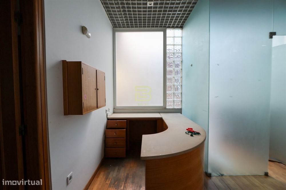 Loja situada numa galeria comercial, rodeada de todos os tipos de comé