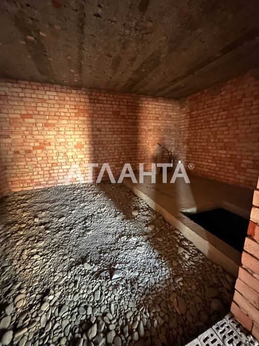 Двоповерховий будинок біля Чернівців