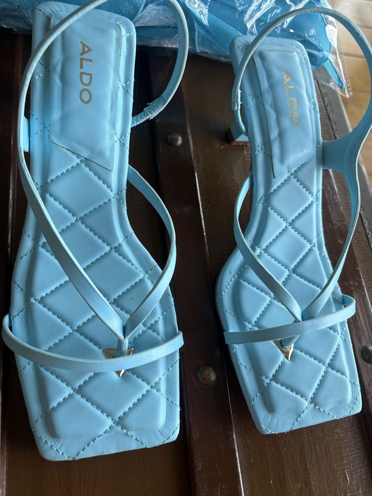 Sandalias novas e encharpe