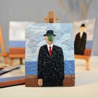 Mini reprodukcja "Syna Człowieczego"-Magritte-Modelina-SZTALUGA GRATIS