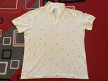 Polo branco com detalhes