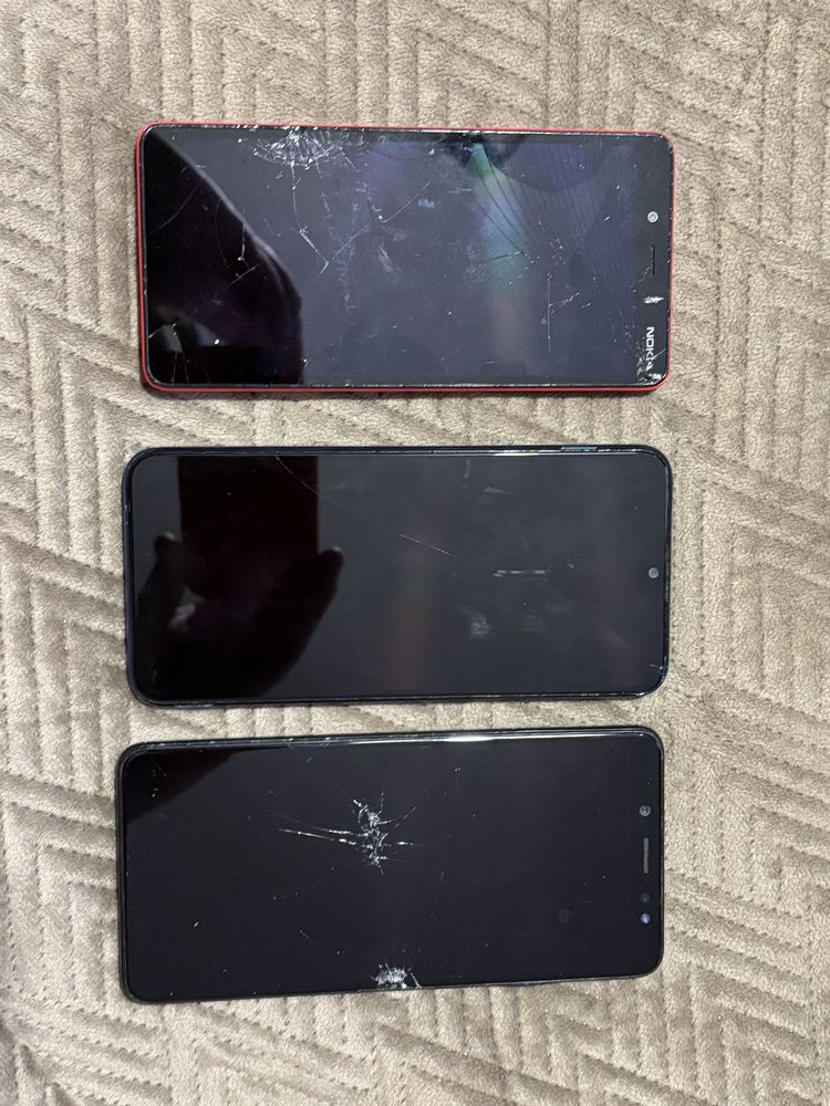 3 telemoveis com ecra partido (oferta de fones bluetooth a funcionar)