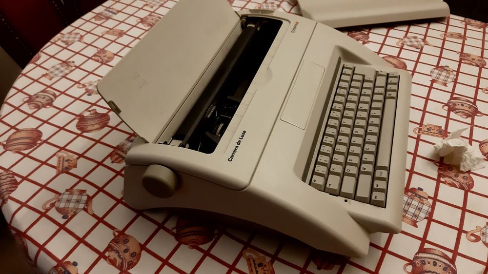 Máquina de escrever Olímpia elétrica em muito bom estado  conservação