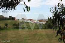 Vende moradia de construção anterior a 1951 inserida em terreno urbano