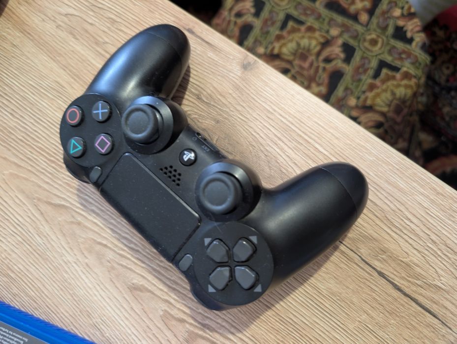 Продам PS4 slim 1