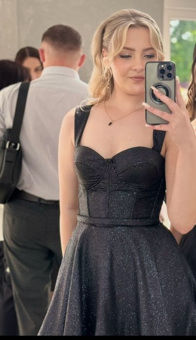 Сукня, Чорного кольору в блискітках