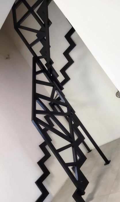 Schody drewniane na metalowej konstrukcji nowoczesne loft