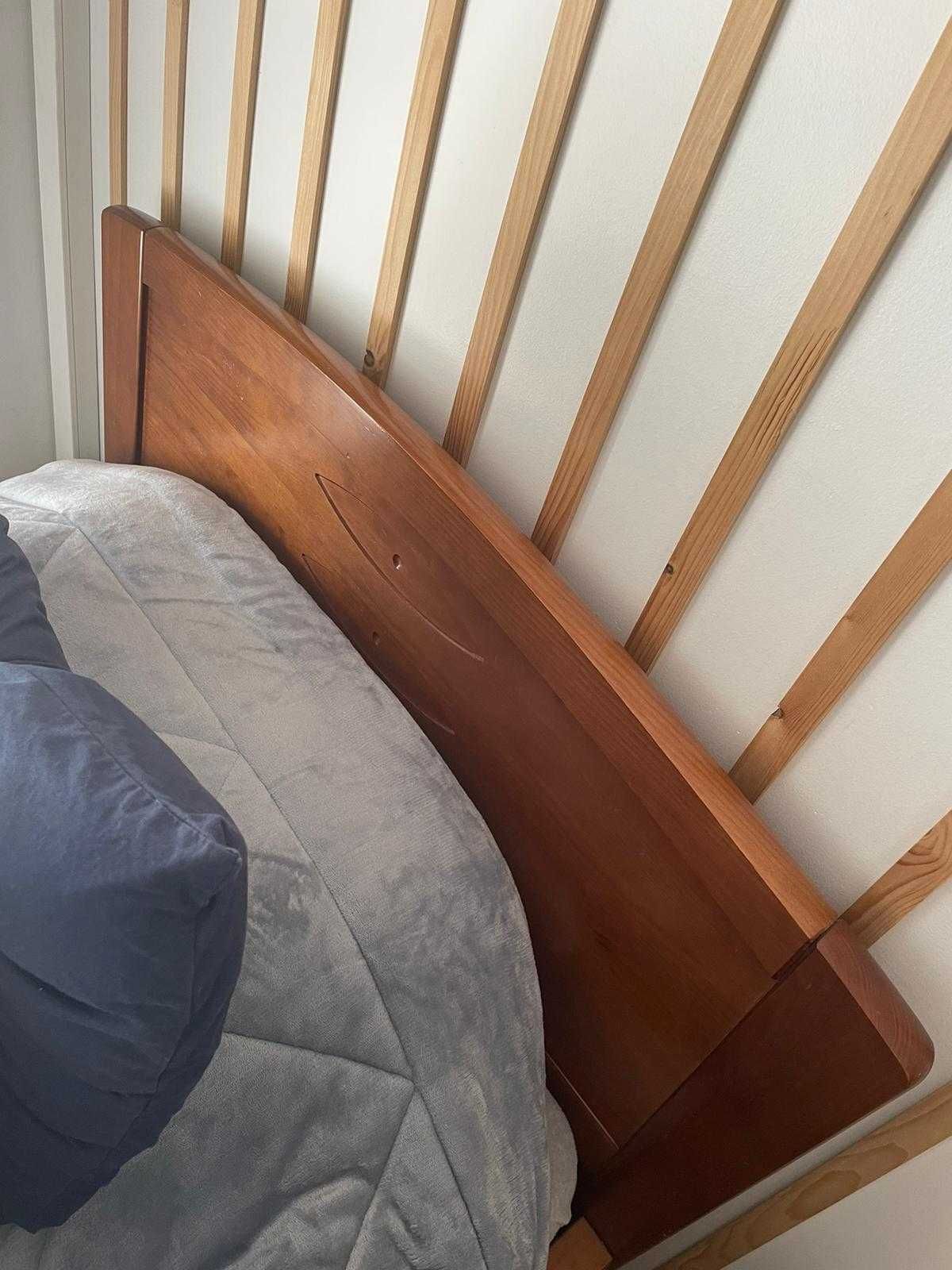 Cama de solteiro de madeira mogno com mesinha de cabeceira