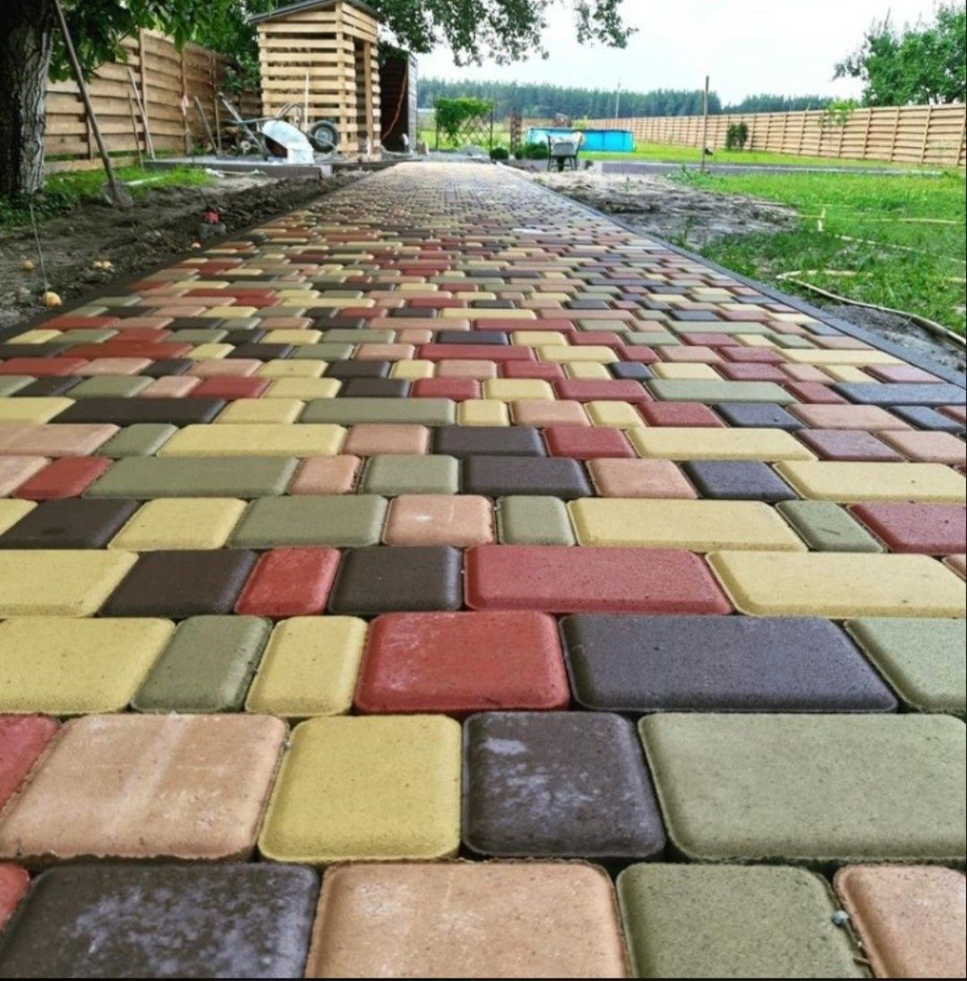 Тротуарна плитка від виробника, різнокольорова, товщиною 30-80 мм.