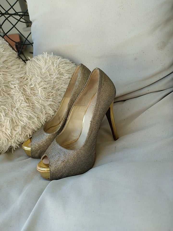 sapatos cerimónia prateados em pele e brilho