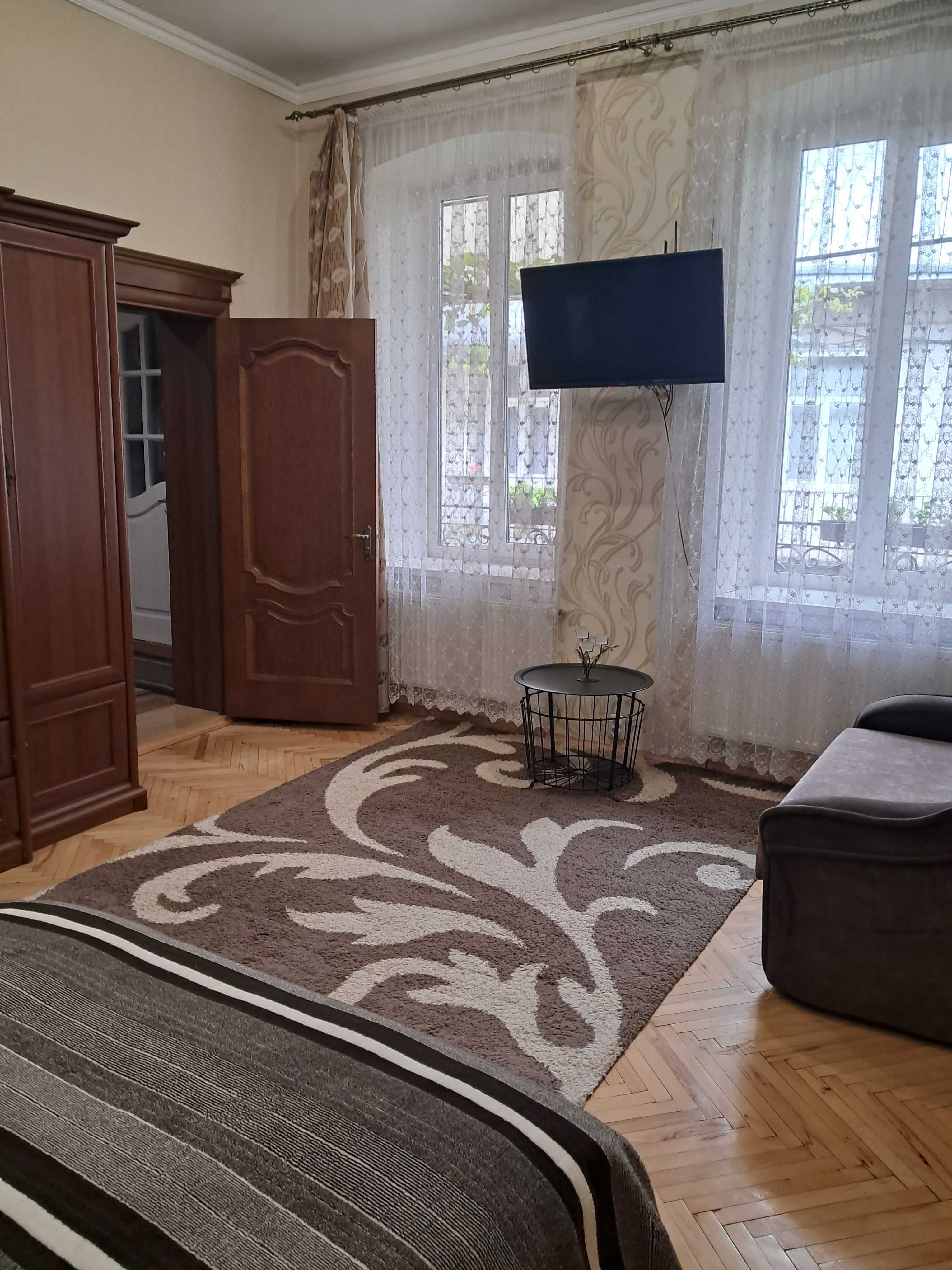 Затишна 2х кімнатна квартира в центрі міста. З кондиціонером.