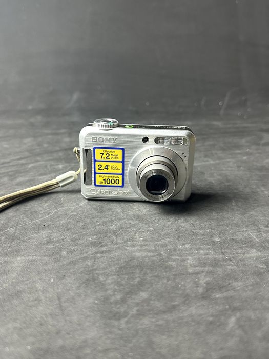 Sony Cyber‑Shot DSC‑S700 у робочому стані.