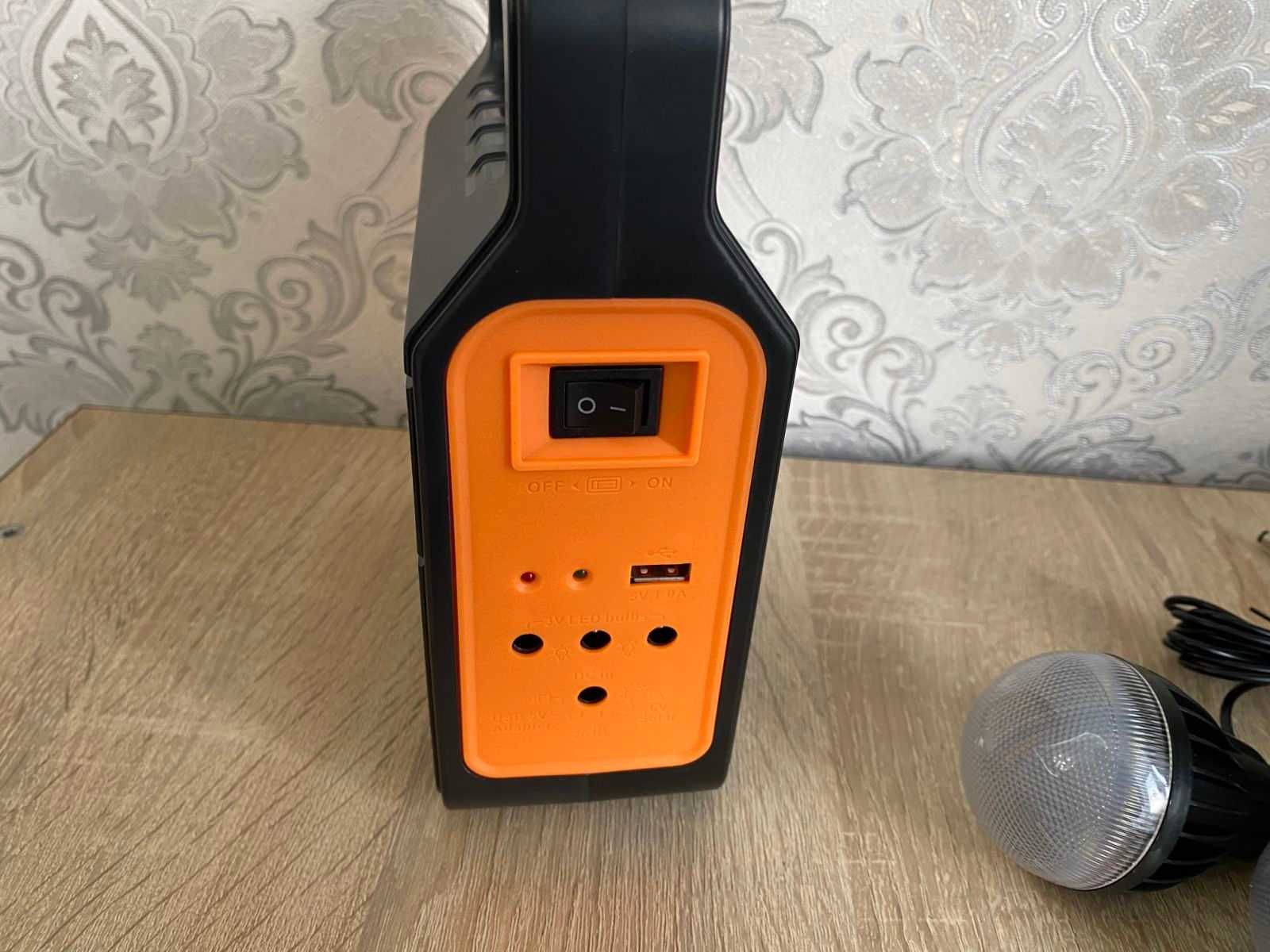Фонарь с повербанком на солнечной батарее с MP3, Bluetooth и радио.