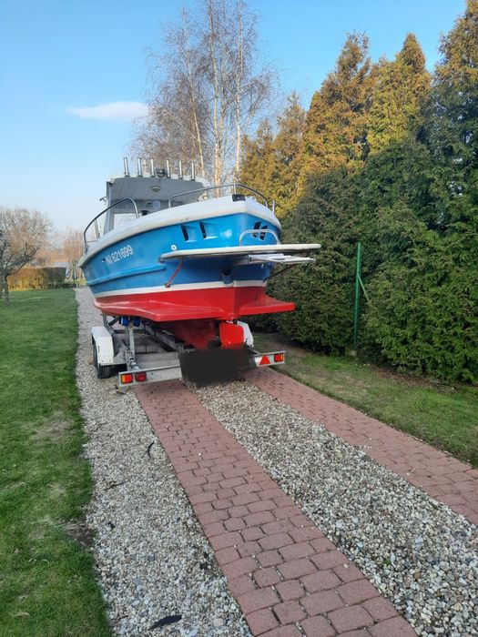 Łódź motorowa z przyczepą