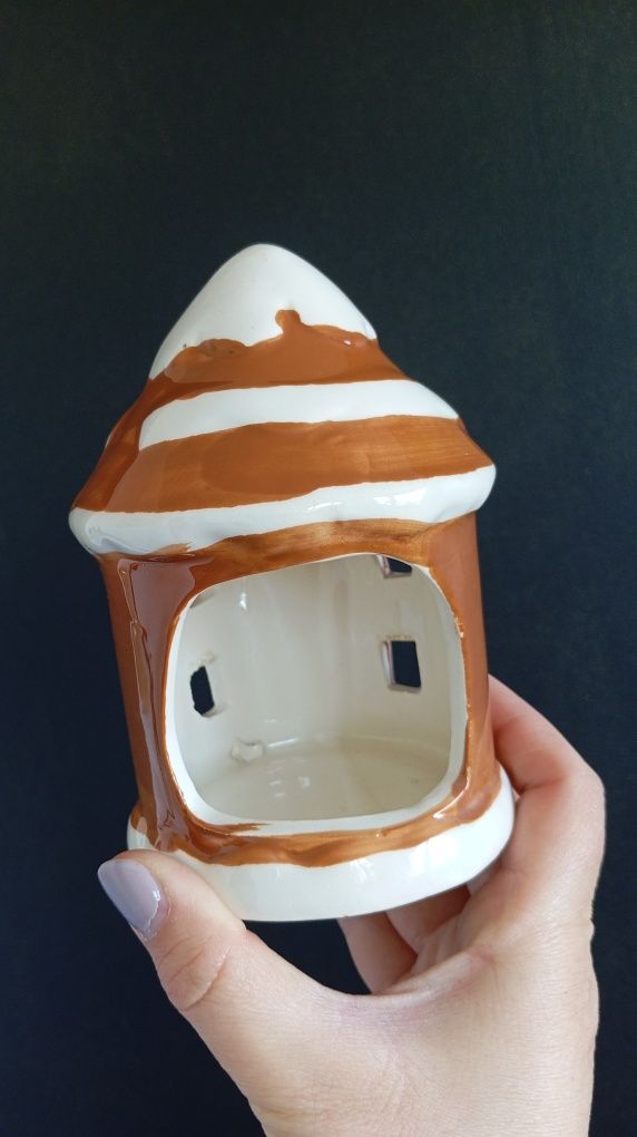 Ceramiczny kominek na podgrzewacz świeczkę świecznik piernikowy domek