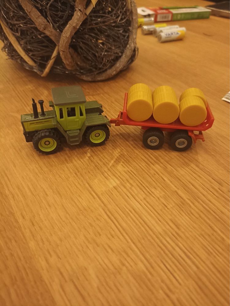 Siku traktor mb + przyczepa z belami słomy
