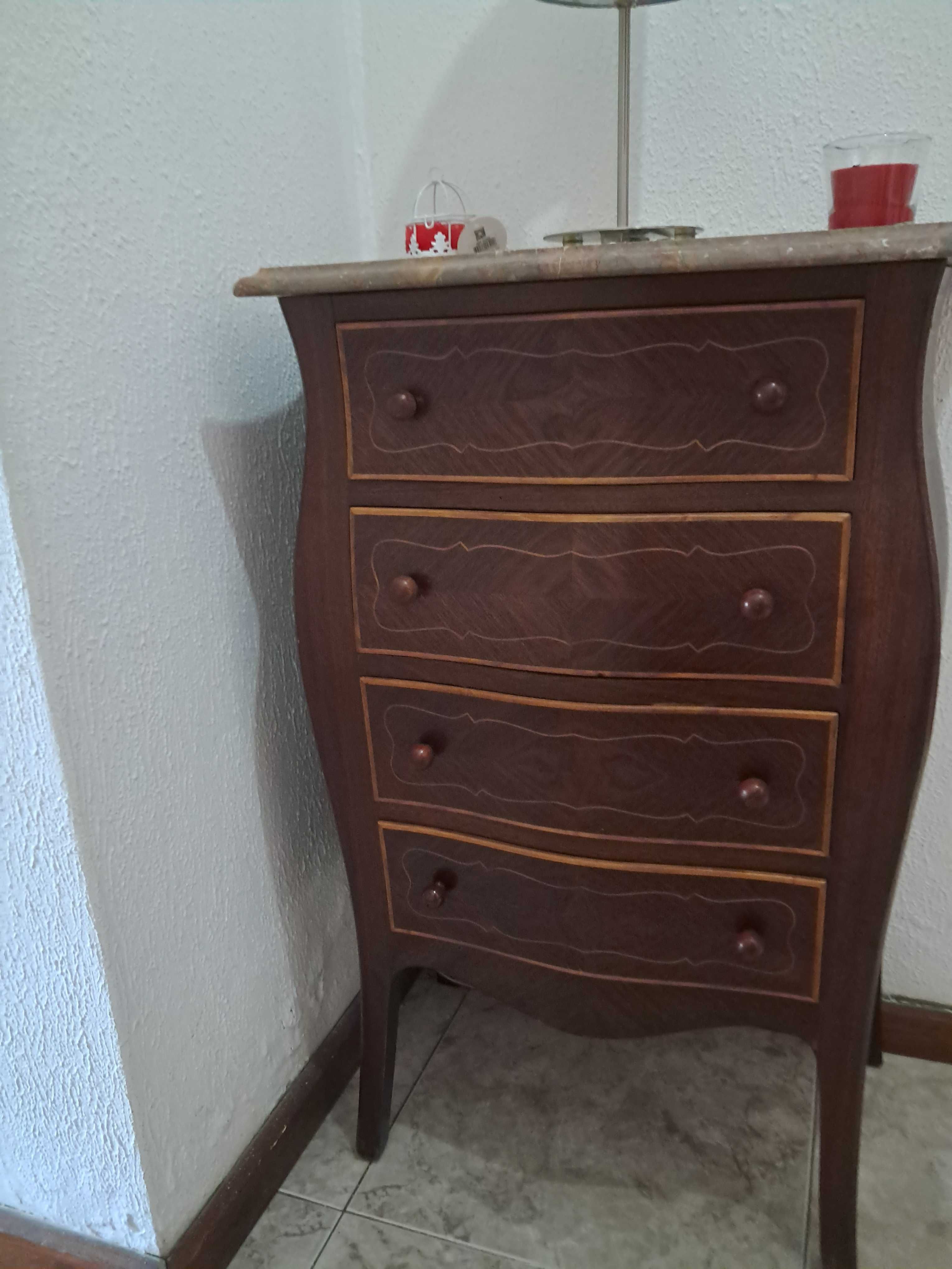 Cómoda com tampo em mármore