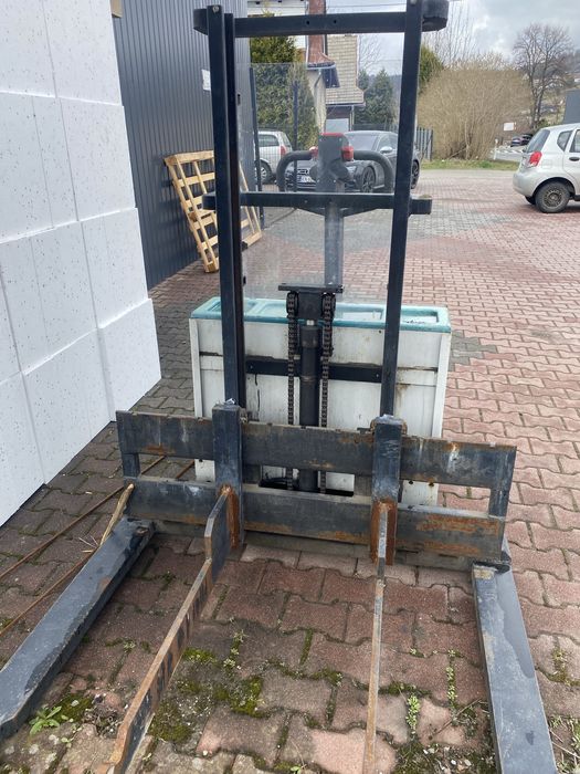 Paleciak elektryczny masztowy