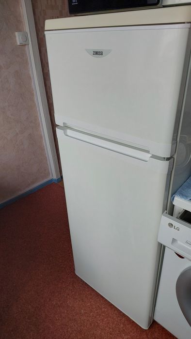 Холодильник під ремонт. Працює з доставкою.