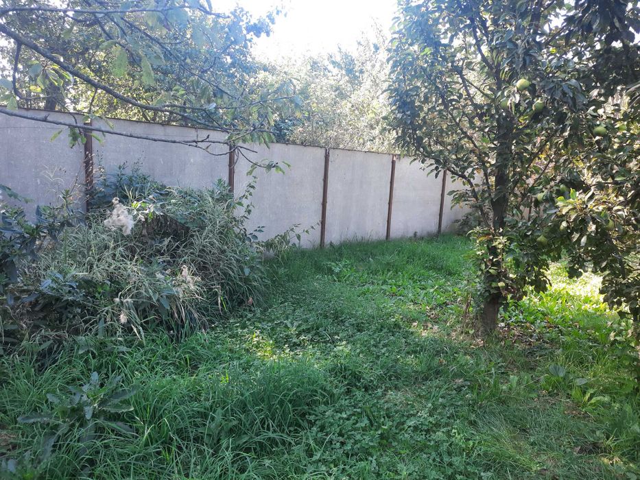 Продаж частини будинку з окремим двором,землею та зручностями.