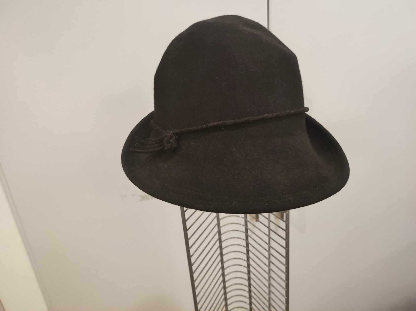Retro kapelusz czarny z ozdobnym sznureczkiem