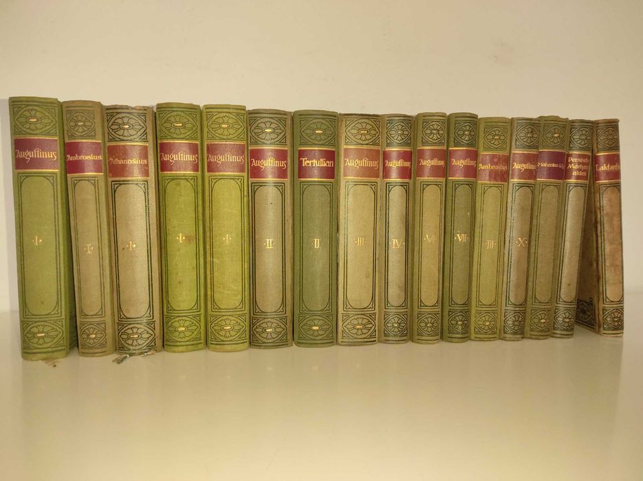 Старинные книги. Священная католическая библиотека.