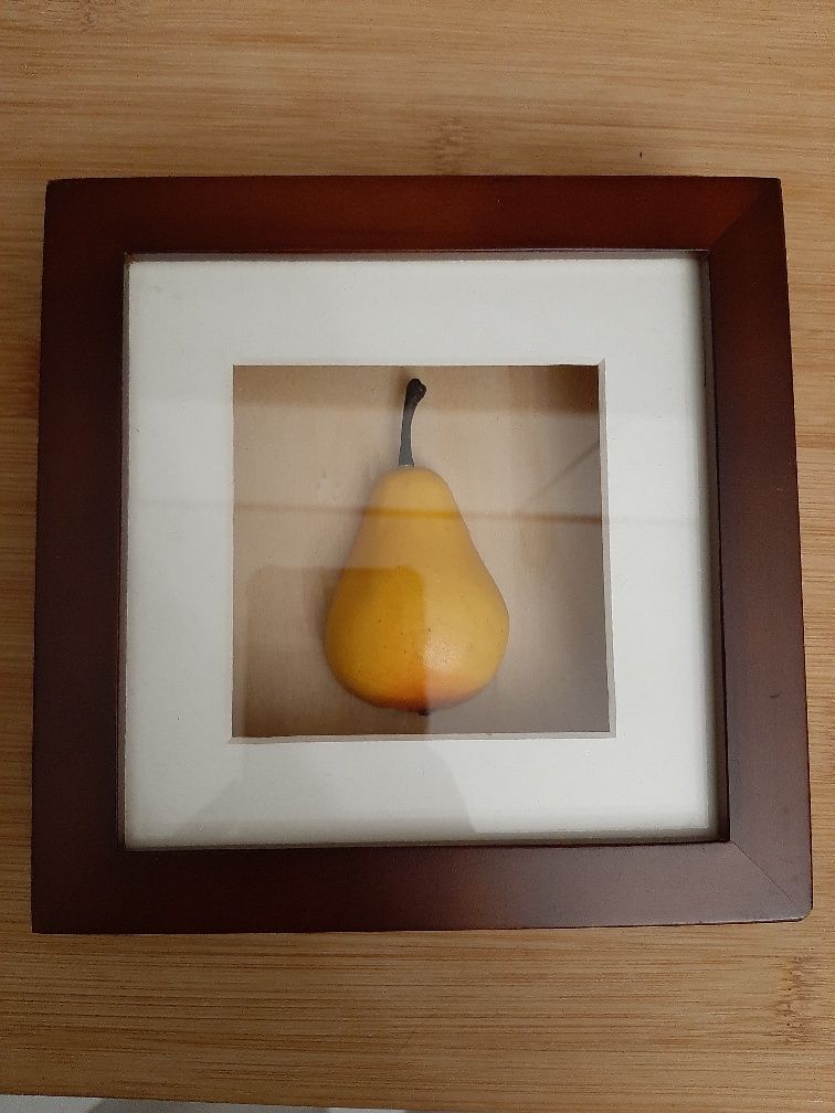 Quadro em madeira com pêra amarela