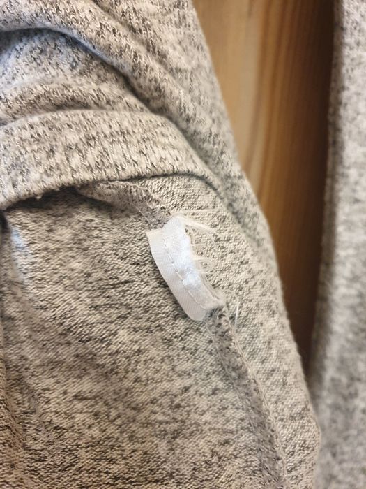 Szary sweterek damski Orsay z ozdobnymi rękawami koronka