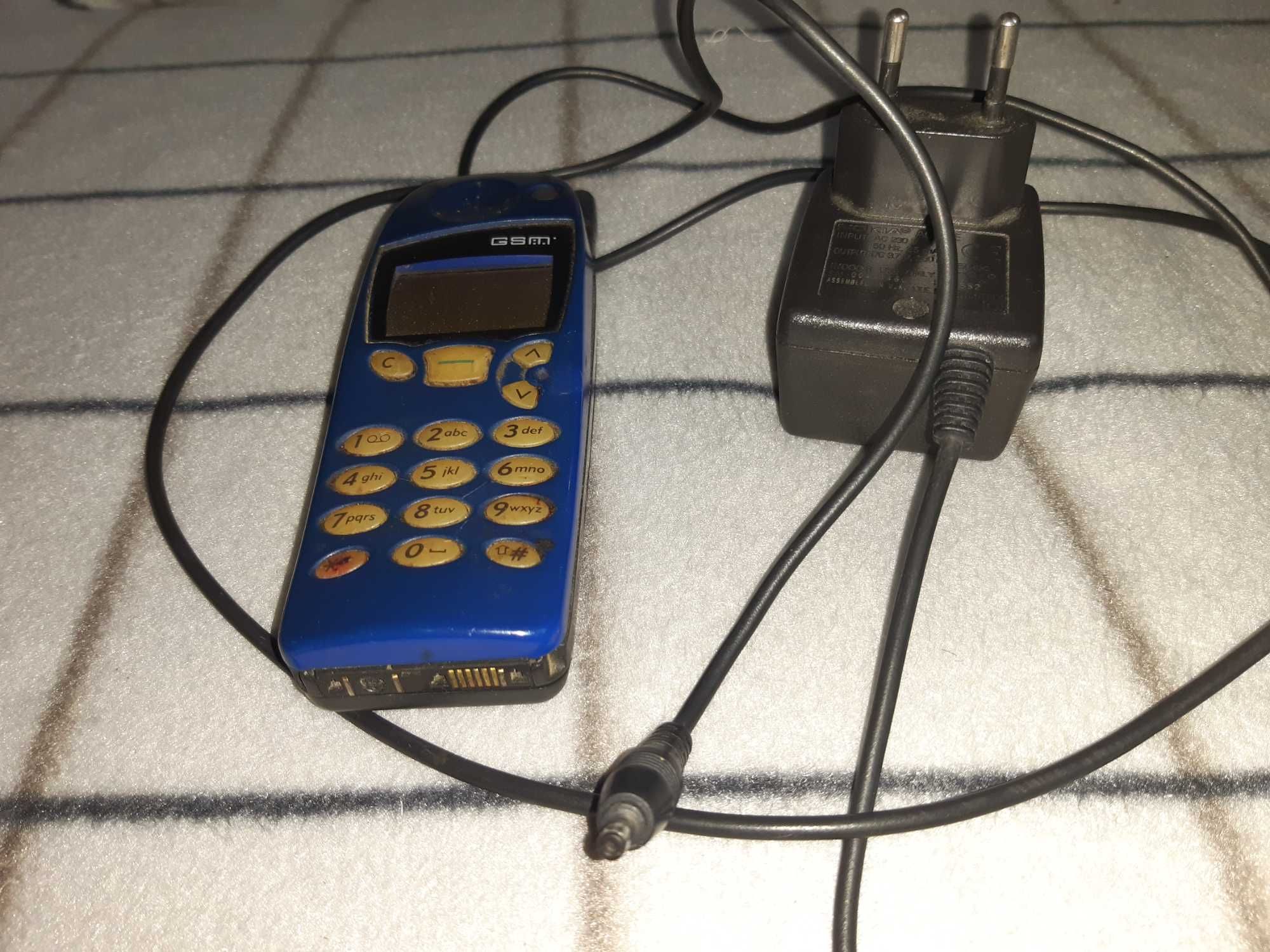 NOKIA 5110 z oryginalną ładowarką, kolekcjonerska, ok 27 letnia.
