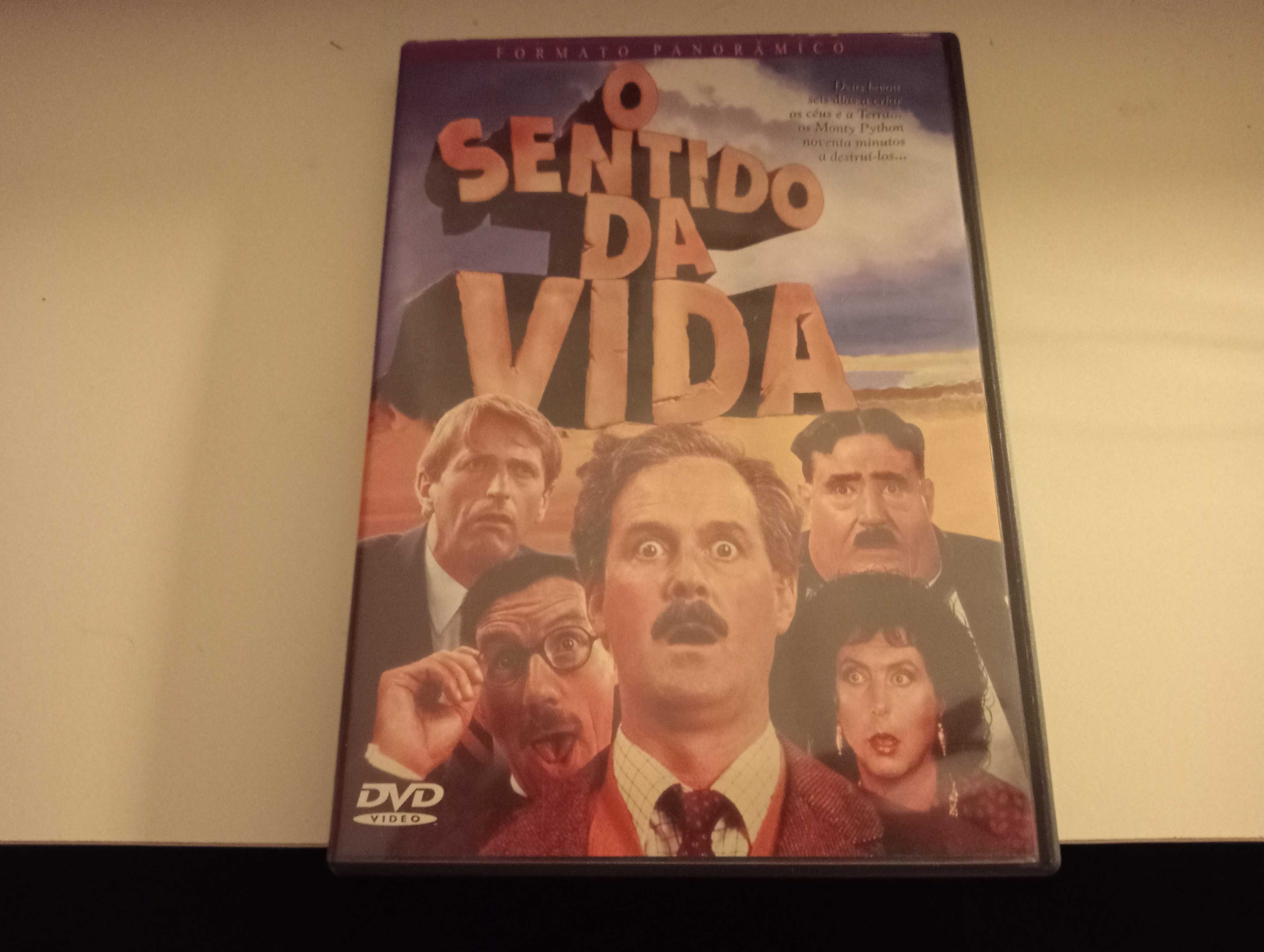 Dezenas de DVDs de filmes de todos os géneros (A-E)