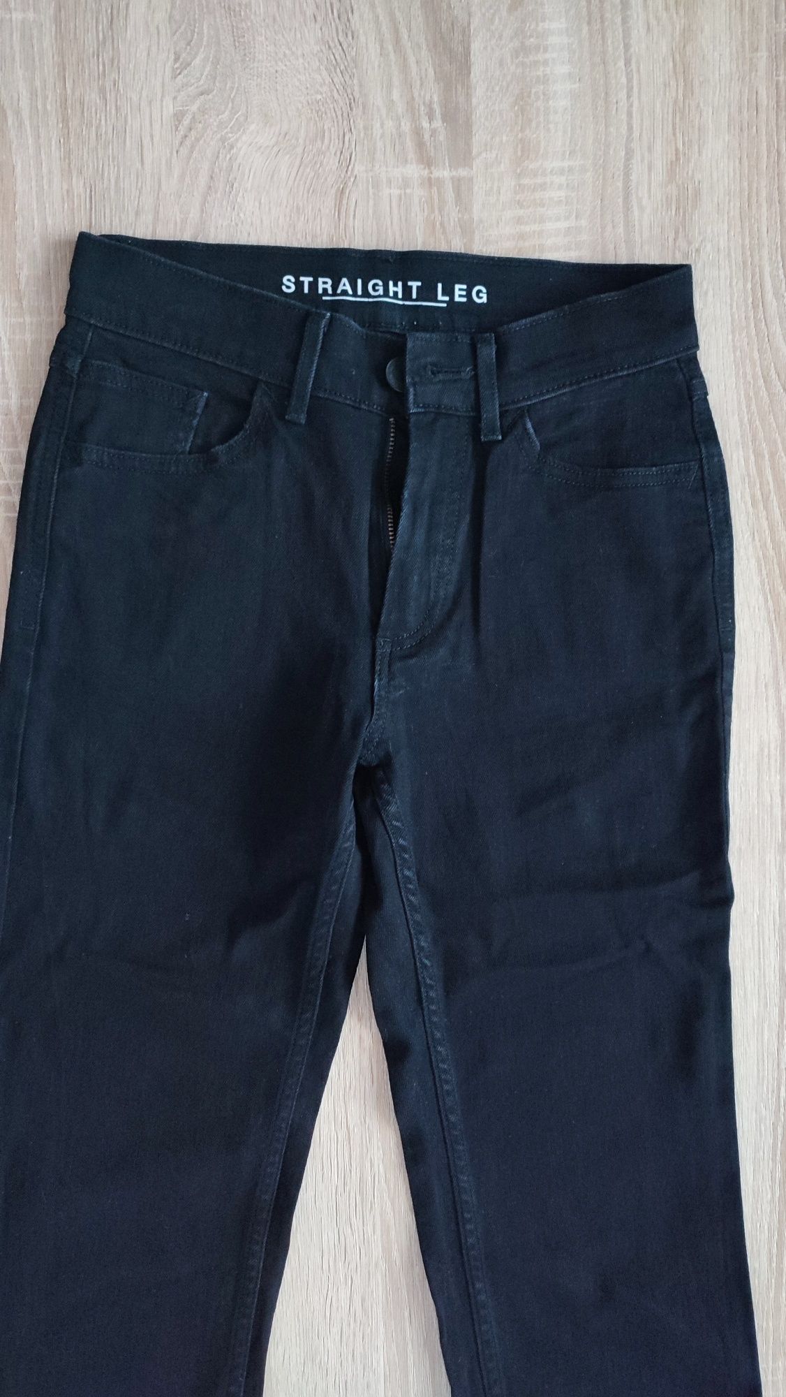 Czarne spodnie jeansowe proste straight leg
