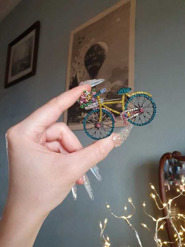 Broche / pregadeira / alfiente bicicleta com cristais multicolor