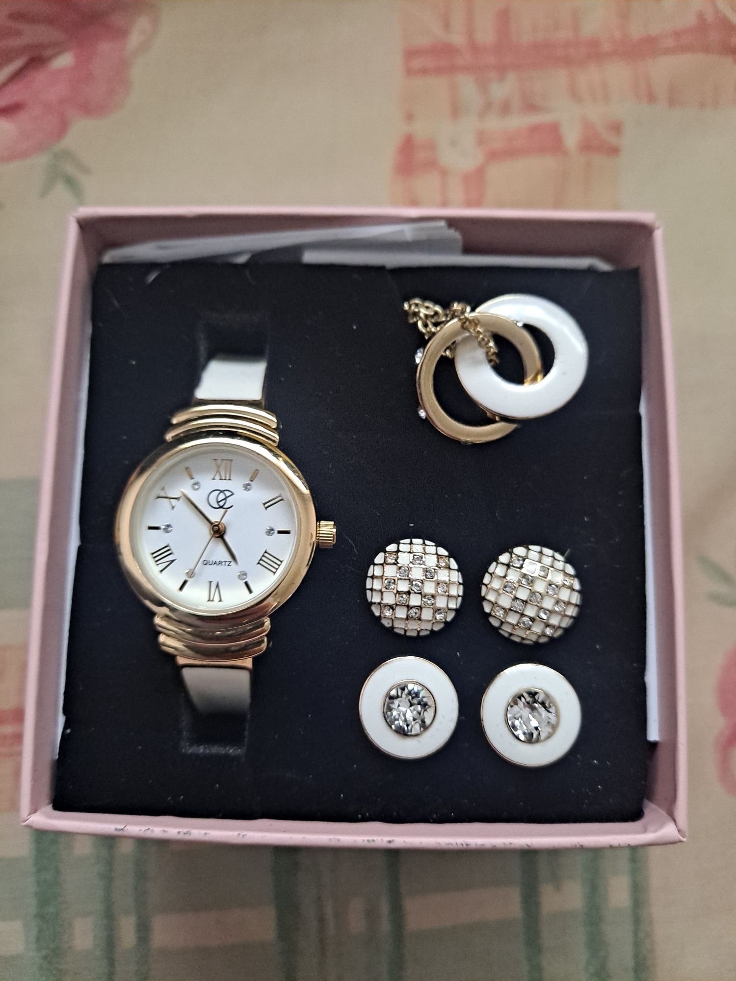 Conjunto relógio + brincos+fio com pendente