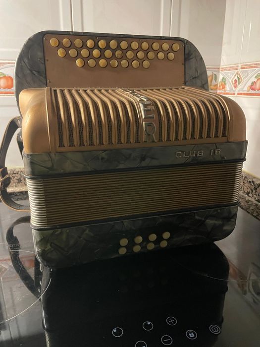 Acordeao Hohner Club 18