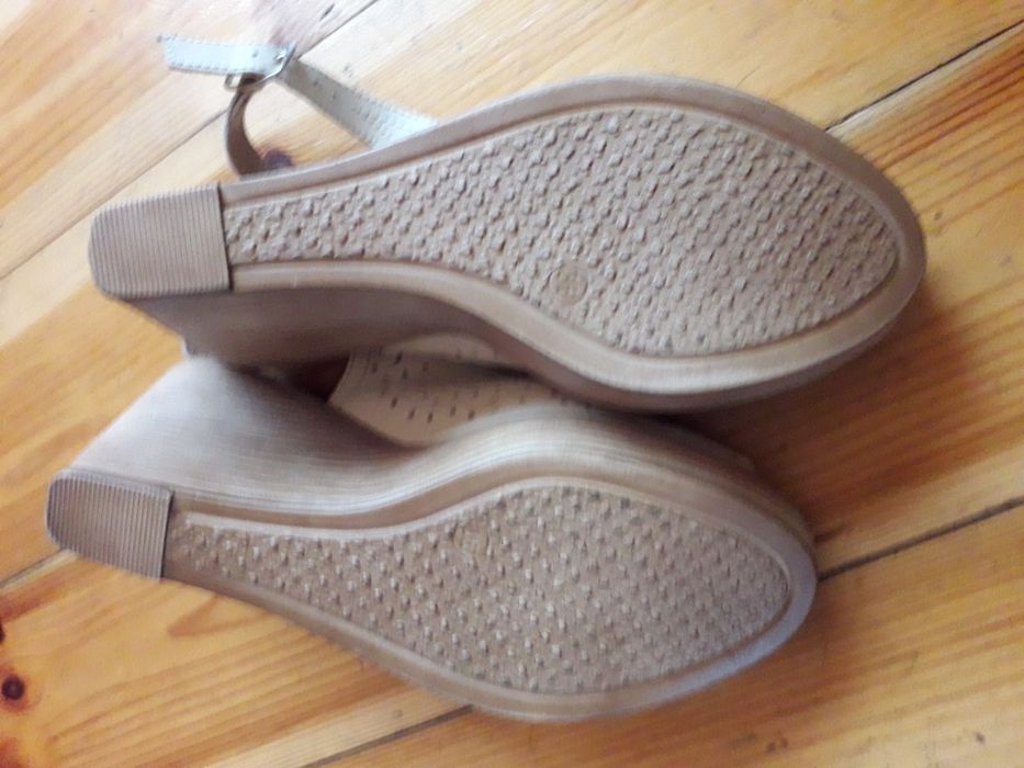 Piękne klapki na lato skórka mięciutkie lasocki na koturnach