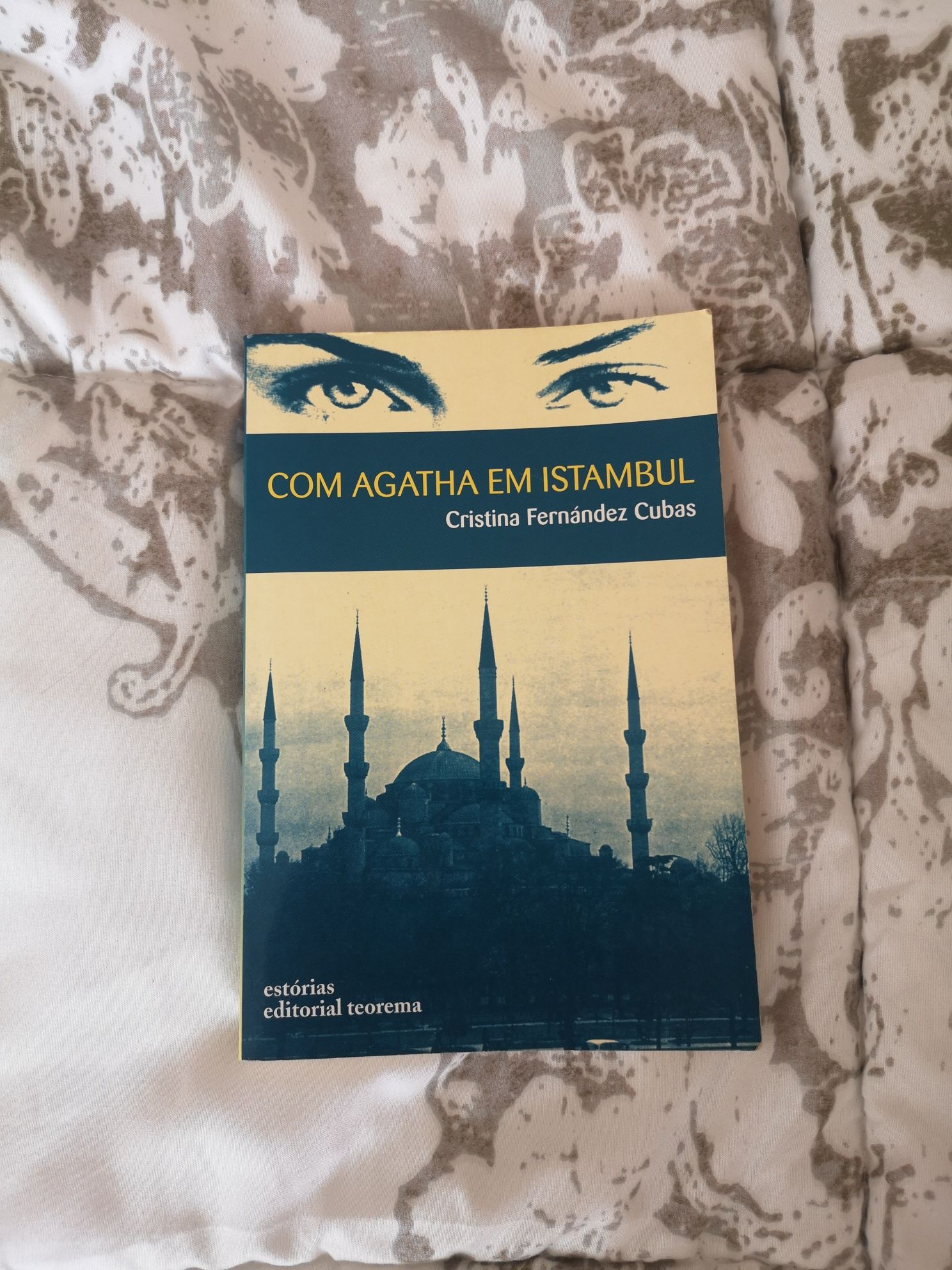 Livro Com Agatha em Istambul