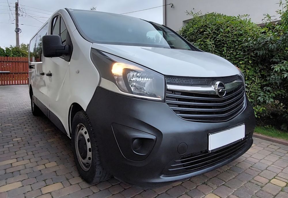 Wynajem VIVARO 9 osobowy