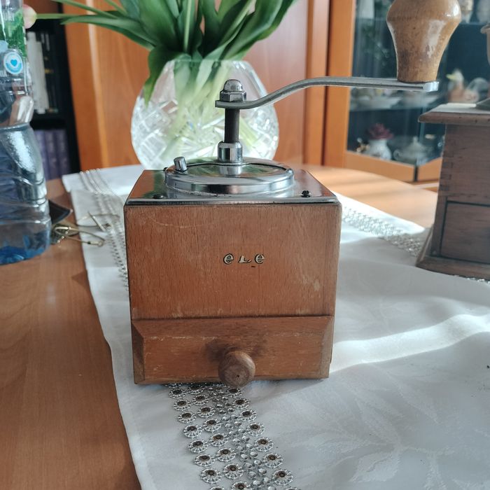 Drewniany młynek do kawy