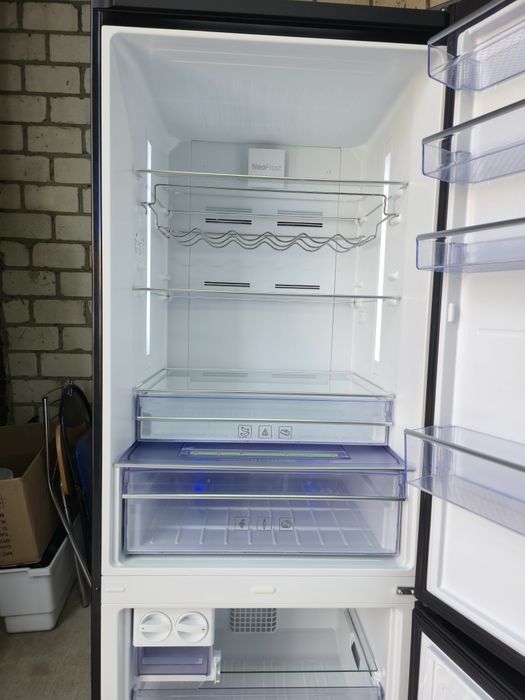 Холодльник beko CNE520 чорне скло широкий