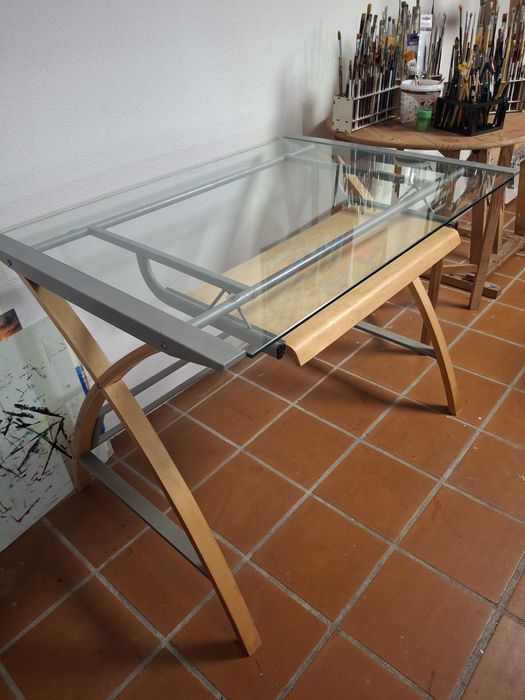 Secretária tampo vidro, laterais e estrutura em metal e madeira.