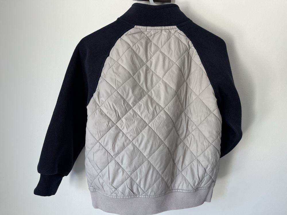 Sweat menino 120, cinza com mangas raglã azul, acolchoado