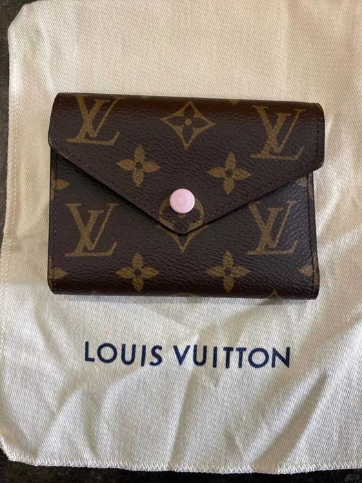Louis Vuitton Victorine LV Monogram Mały Portfel różowa klamra