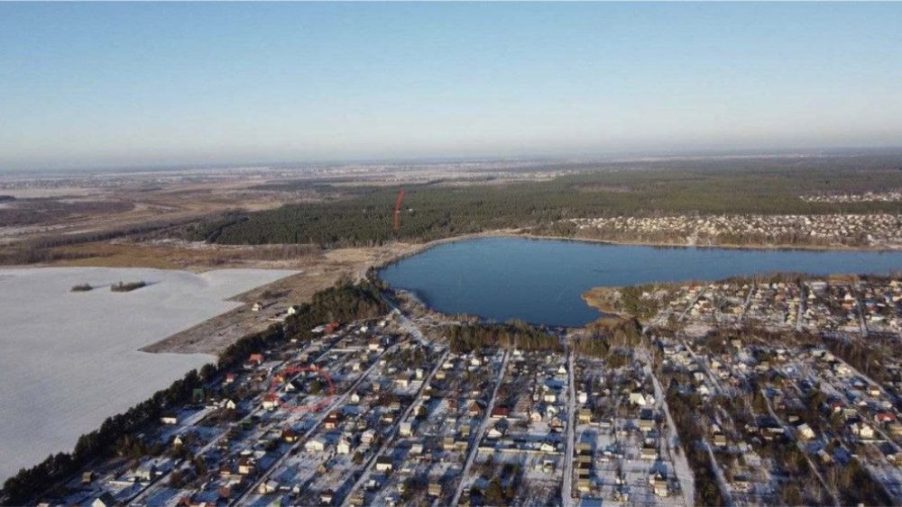 Дом з ремонтом біля водойма .